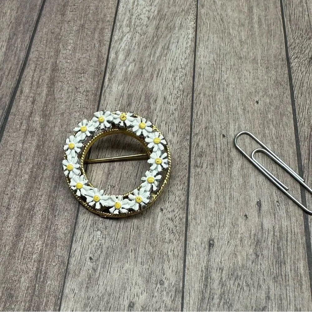 Gold Enameled Daisies Circle Brooch B5
